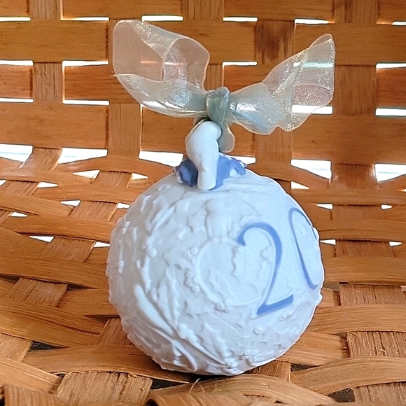 2008 LLADRO CHRISTMAS BALL W/TWO BEAUTIFUL DOVES ON TOP! - Picture 4 of 7